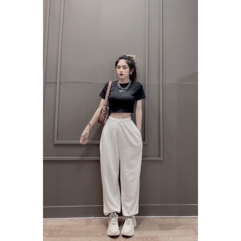 set áo croptop ngắn tay màu đen tích nhỏ + quần jogger bom chun gấu màu trắng TĐ