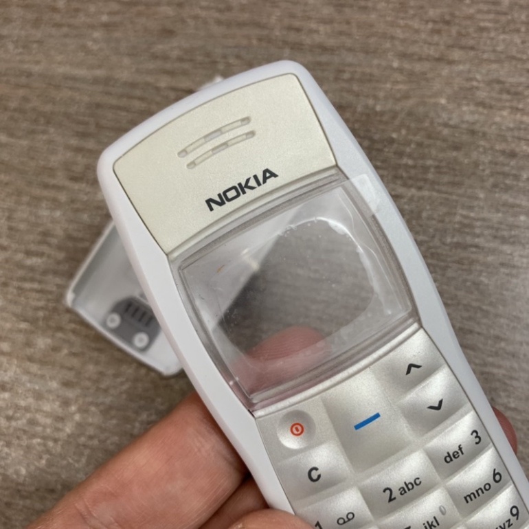 Nokia 1100 1101 Có bộ vỏ hay bị trầy, bể, bấm không ăn nên cần thay thế Bộ vỏ Nokia 1100 mới zin hãng xịn. ZIPOKA.