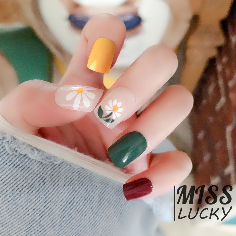 Móng tay giả có 4 màu dễ thương vẽ hoa xinh xắn làm đẹp cho bạn gái
