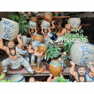 Tiểu cảnh: Lỗ chí thâm ôm chậu cây bát tràng