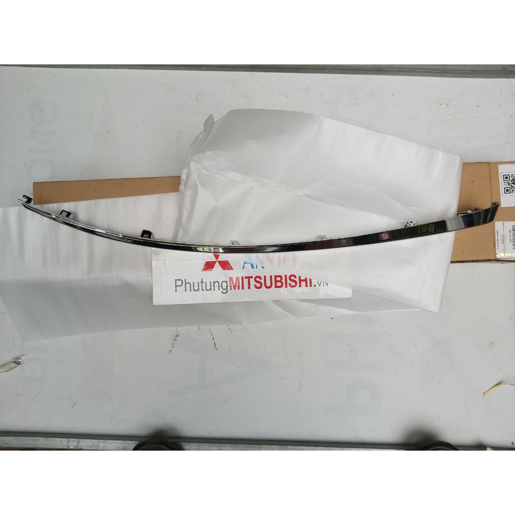 Viền mạ cản trước, nẹp mạ ba đờ sốc trước miếng trên xe Mitsubishi Xpander