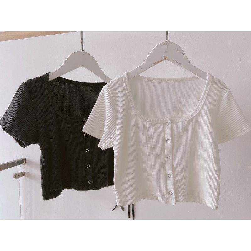 Áo croptop nút bấm đơn giản dễ phối đồ
