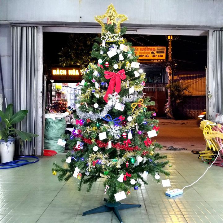 Cây thông noel 1m8, 1m5 hàng Việt Nam chất lượng cao trang trí giáng sinh cho nhà cửa, phòng khách, phòng ngủ 180cm