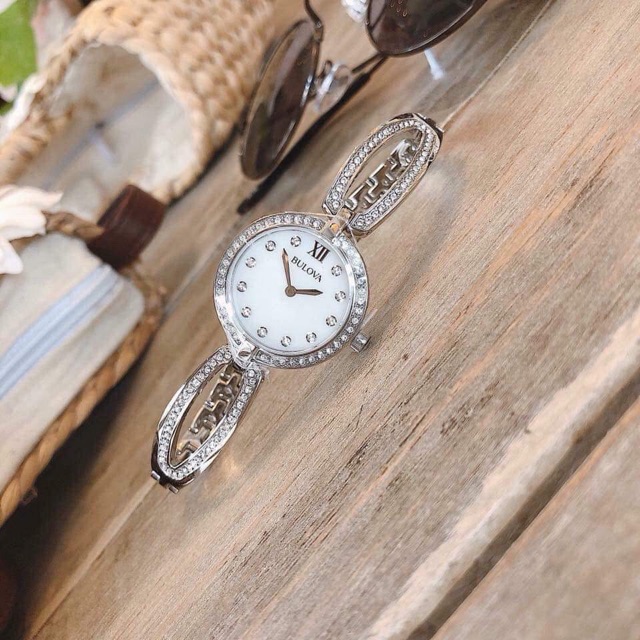 Đồng hồ nữ Bulova 96L223 vừa là lắc tay, vừa là đồng hồ xinh xắn, thích hợp cho các nàng tay Tấm nhỏ nhắn!