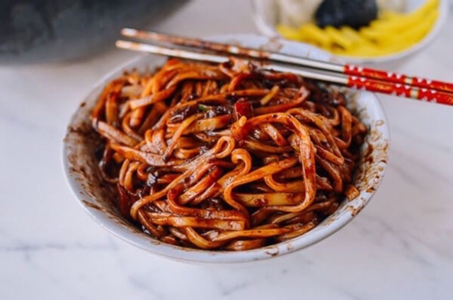 Mỳ xào tương đen VIFON - thùng 18 khay