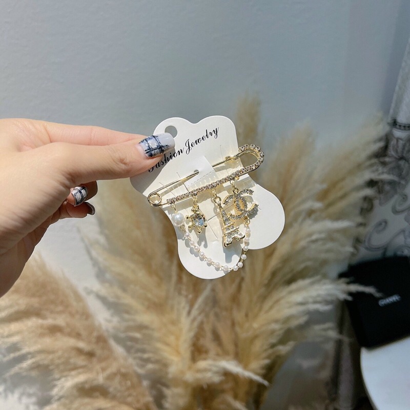 Tag cài áo vest, tag cài áo chanel các hãng