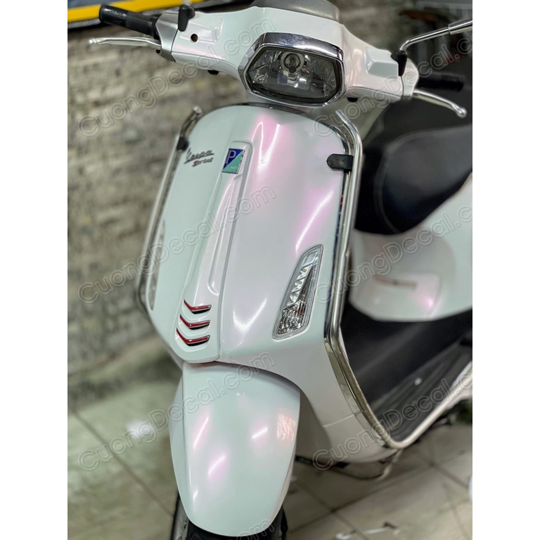 Cuộn Decal trắng ngọc trai dán trùm đổi màu xe Vespa Sprint - Primavera