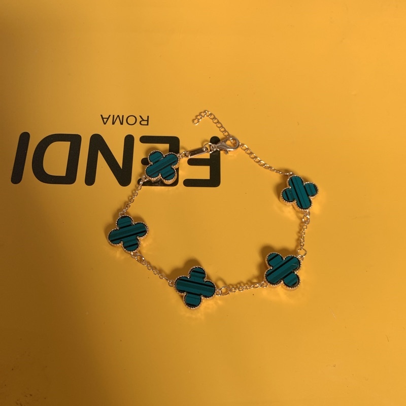 Lắc tay cỏ 4 lá đen.