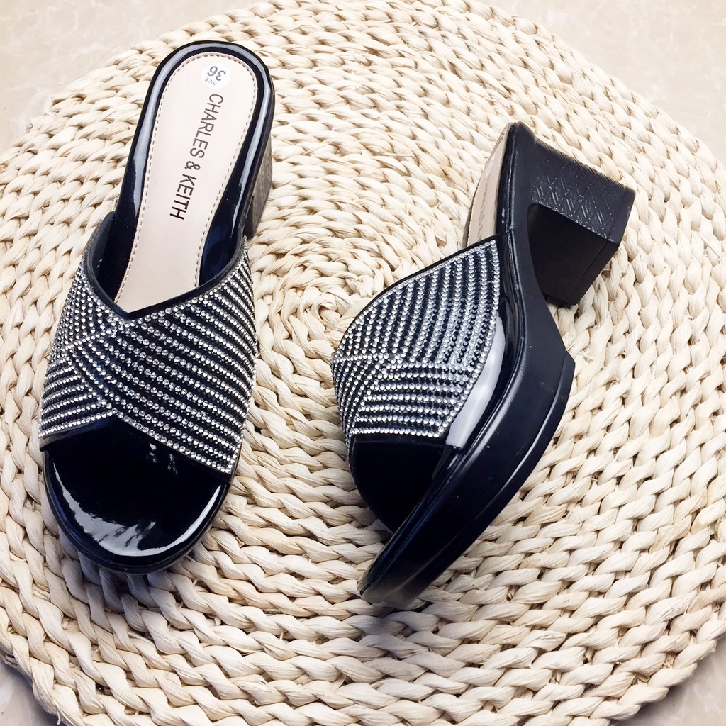 Dép thời trang trung niên đá sang trọng