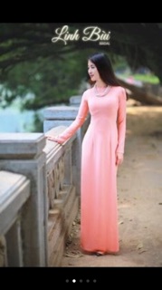 Áo dài vải lụa màu lông tôm.