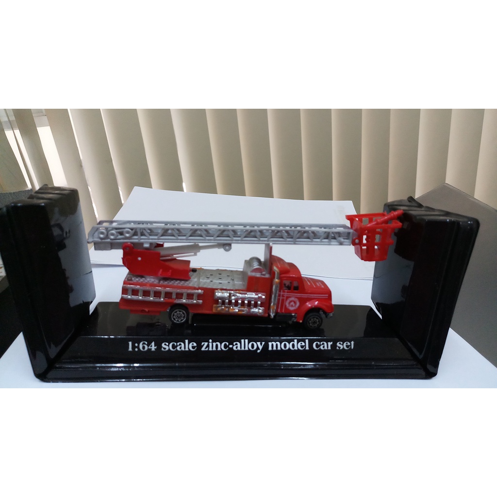 Xe cứu hỏa đồ chơi có âm thanh còi hụ, đèn chớp 7 màu, thang xoay và kéo dài được, có kèm pin. 0750-9P