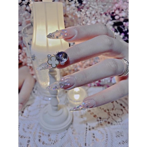 Charm 4 lá đính móng