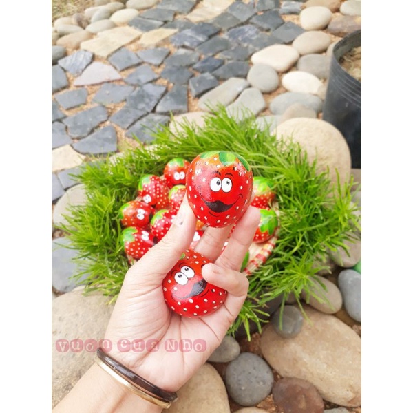 Dâu tây cute trên đá cuội vẽ tay