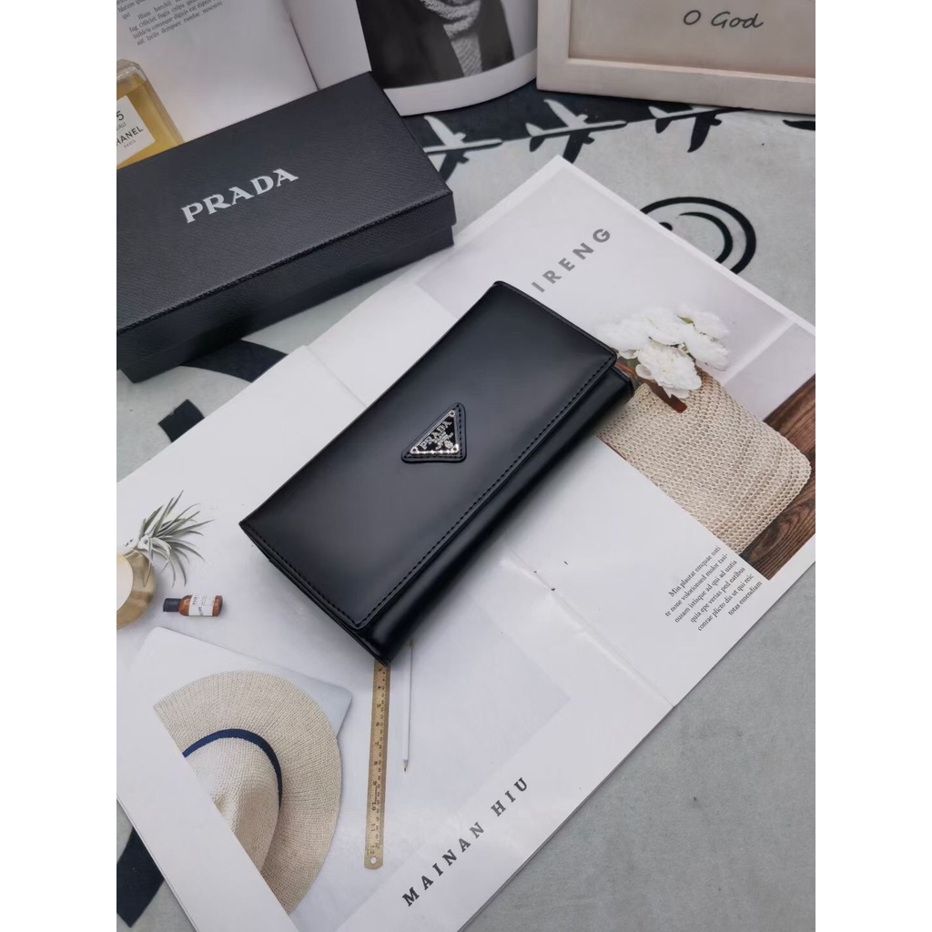 Ví nữ da thật cao cấp PRADA thiết kế đơn giản mang đến sự thanh lịch, mang trọng