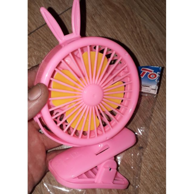 Chiếc quạt mini để bàn và kẹp xoay 180 độ bằng nhựa tặng kèm pin rất đẹp