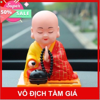Tượng chú tiểu tụng kinh gõ mõ năng lượng mặt trời để ô tô bàn làm việc mang tài lộc may mắn