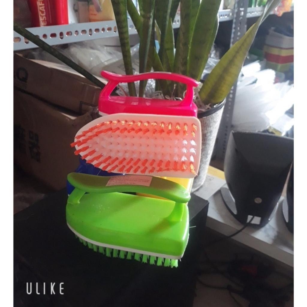 Bàn chải nhựa có tay cầm đa năng tiện dụng lông mềm