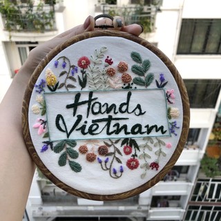 Tranh thêu khung gỗ bày bàn hoặc treo tường - hoa nhỏ kèm tên