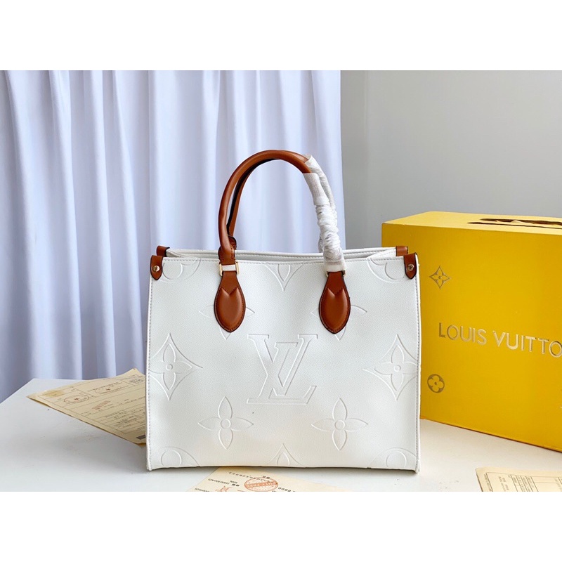 túi xách tay nữ dáng vuông da nguyên tấm với thiết kế bên trong rộng rãi louis vuitton LV