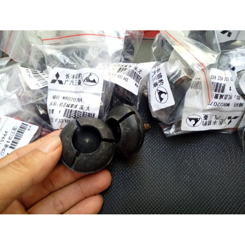 Cục cao su giảm chấn nắp capo Pajero V31 V32 V33 V43 V45 V46 MB020784