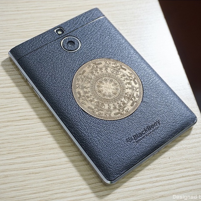 Miếng dán da điện thoaiBlackBerry Passport Silver –  Da bò thật 100% - chính hãng Nét Đẹp Tinh Tế