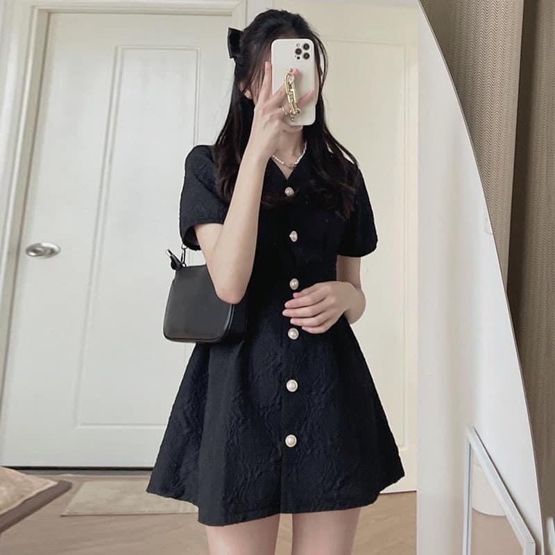 Đầm nữ cổ chữ V họa tiết dập nổi thanh lịch nữ tính, Váy GẤM hở lưng hoạ tiết nổi tay bồng khuy ngọc chất xốp dáng xòe