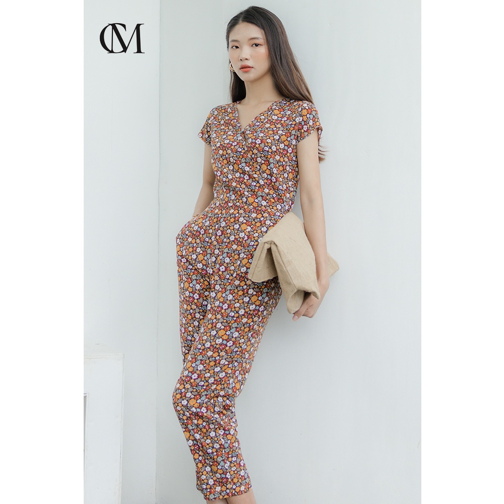 Jumpsuit nữ vai chờm, cổ V chéo, dáng quần baggy, có túi, cúc cài phía sau hoạ tiết hoa nhí JUM3006 CLARA MARE