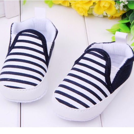 Đôi sneaker vải canvas họa tiết sọc cho bé trai