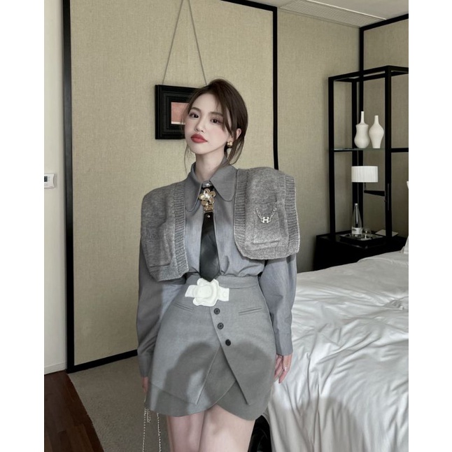 Set áo vest len sơ mi phối chân váy xám. Ảnh thật