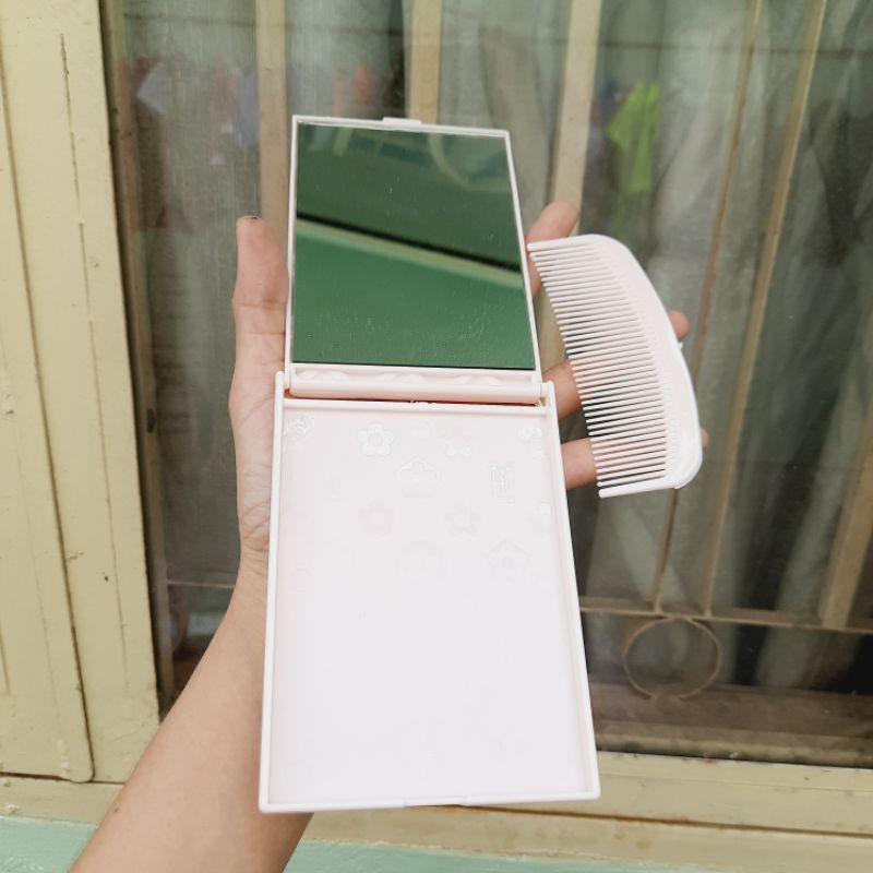 Gương soi kèm lược bỏ bóp carô màu nhạt (Kt: 8×11.5cm)