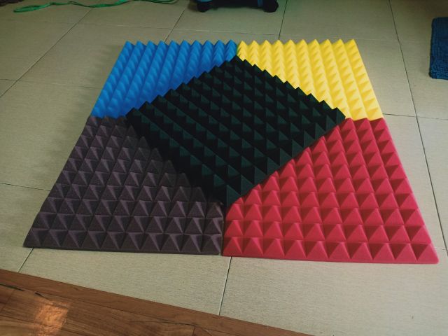 4 Tấm mút tiêu âm . Hình gai . Kích thước 50 x 50cm dày 5cm
