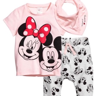 Bộ quần áo kèm yếm mickey hồng cho bé gái