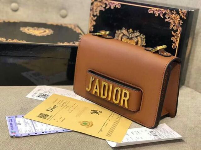 J*A*D*I*OR super 
- Size: 24cm 
- Da thật cực đẹp, 2 quai thay đổi: quai xích + quai vải
- Fullbox VIP + Bill