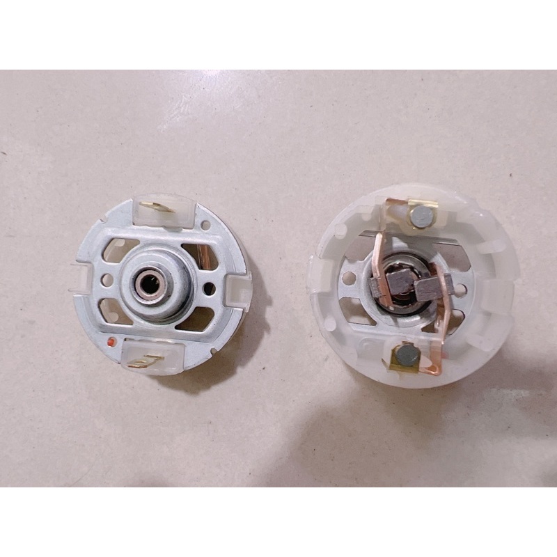 Đuôi nắp than motor 550