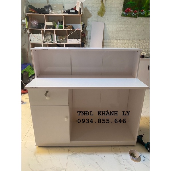 Quầy thu tiền nhựa có dán viền vàng,đen theo yêu cầu 120x110