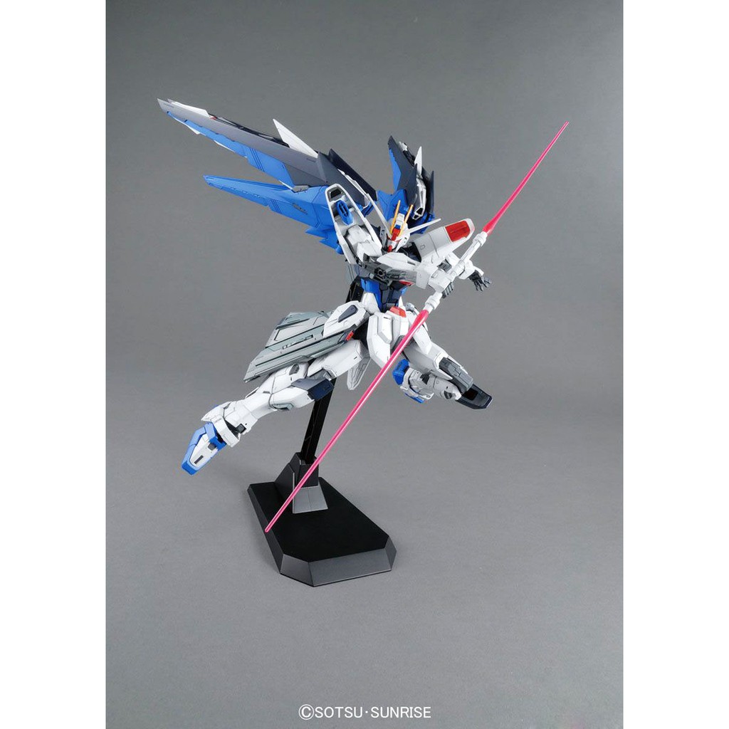 Mô Hình Gundam Bandai MG Freedom Gundam Ver 2.0 1/100 SEED