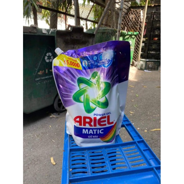 Nước giặt quần áo ariel 2000ml..