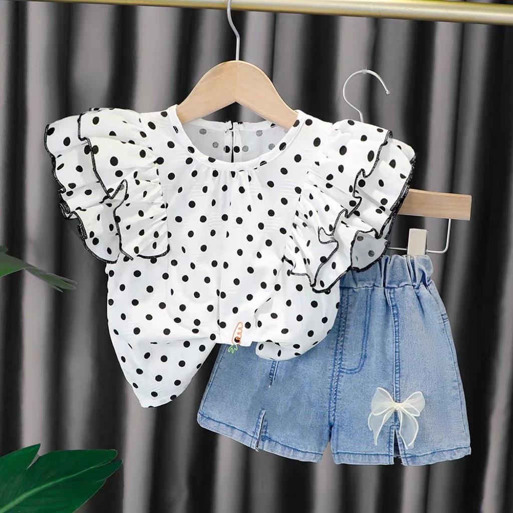 Set áo trắng chấm bi phối bèo kèm quần jean mềm cho bé