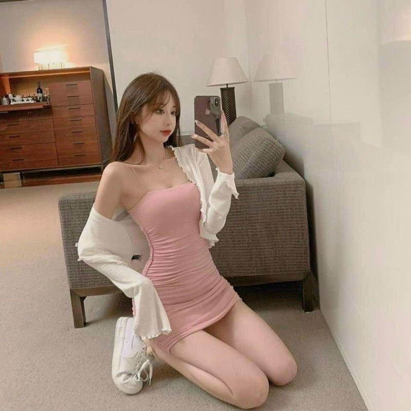 Đầm body hồng nhún hông kèm khoác bèo trắng