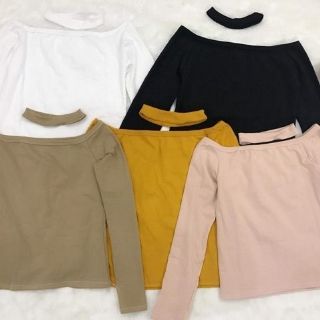 Áo thun trễ vai kèm chocker cổ