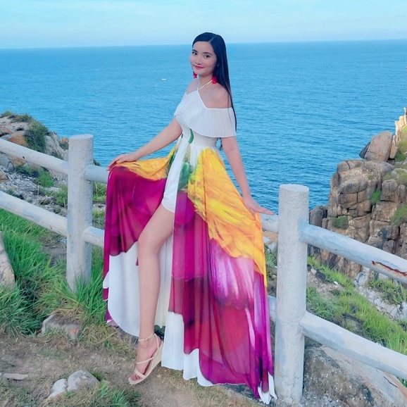 Đầm maxi trễ vai họa tiết cánh hoa vàng tím