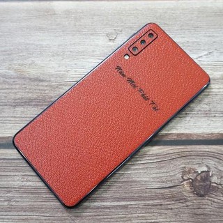[DÁN DA] Miếng dán da Samsung A7 (2018) -Da bò dập vân hạt màu đỏ - D6