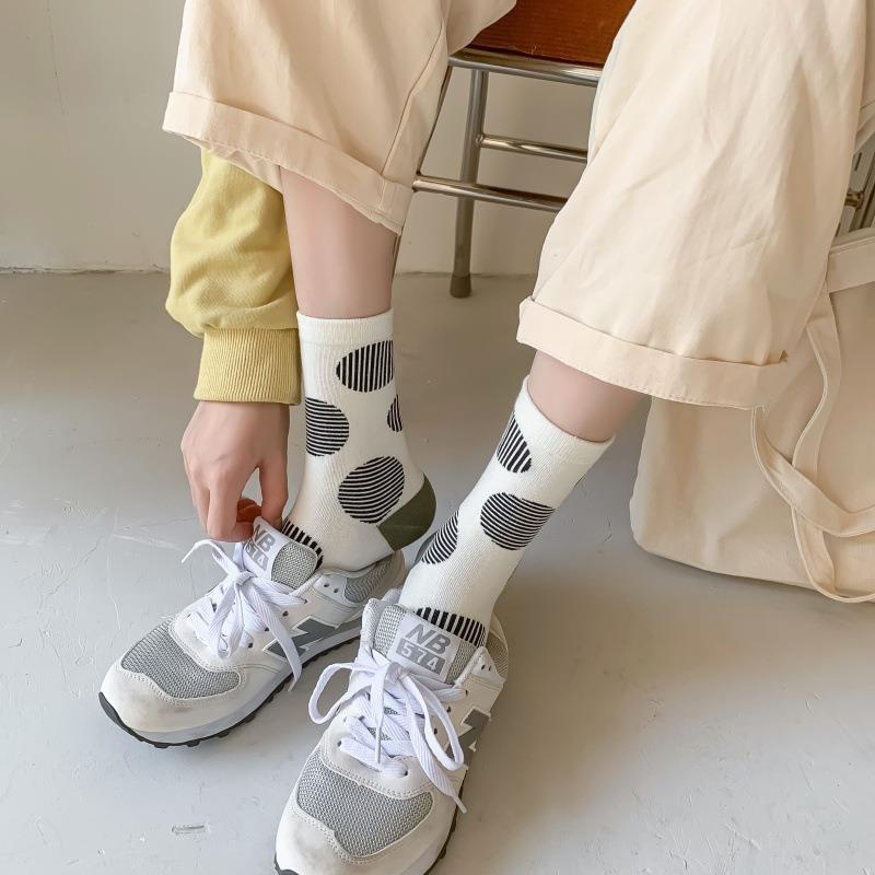 Đôi Vớ Họa Tiết Chấm Bi Thời Trang Sành Điệu Cho Nữ