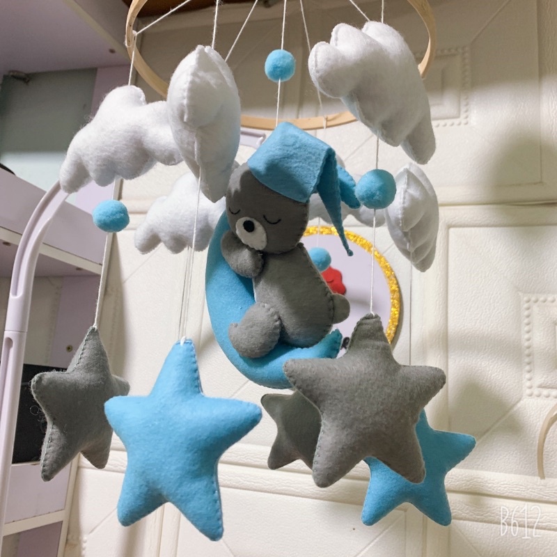 Đồ chơi treo nôi cho bé kích thích thị giác cho bé, tự xoay và phát nhạc mẫu Gấu xám và Trăng Xanh bé trai