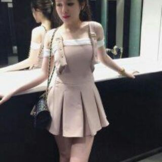Đầm bẹt vai kiểu yếm