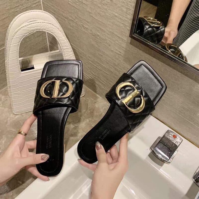 Dép lê chữ D