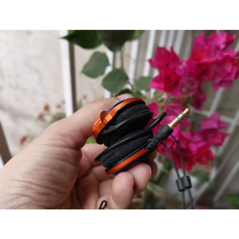 Tai nghe nhạc Clip-on Sony nhỏ gọn âm thanh hay.