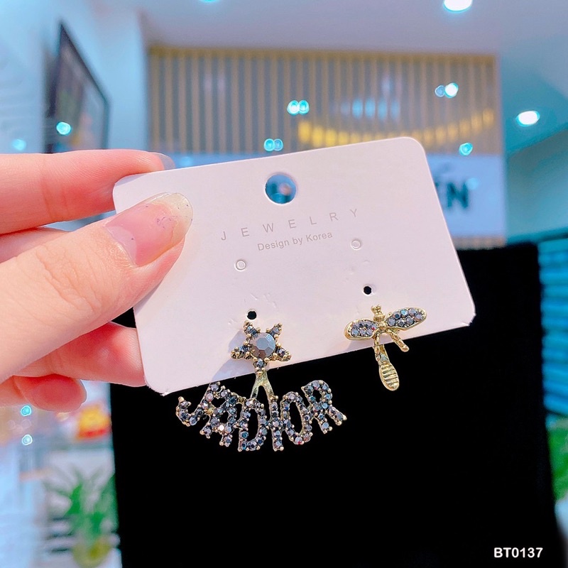 Bông tai Jadi0r ong đính đá sang chảnh