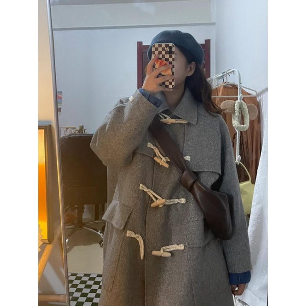 Áo khoác dạ dáng dài túi vuông màu xám cúc cài khuy gỗ - phong cách hiện đại