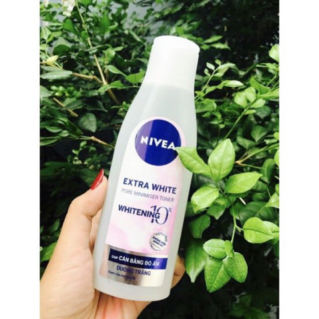 Nước hoa hồng Nivea giúp se khít lỗ chân lông